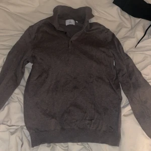 Ljus Brun pikétröja från Bläck - Säljer en stilren ljus  brun pikétröja från Bläck i bra skick. Tröjan har långa ärmar och en klassisk krage med knappar. Perfekt för både höst och vår, och passar till både vardag och lite finare tillfällen.