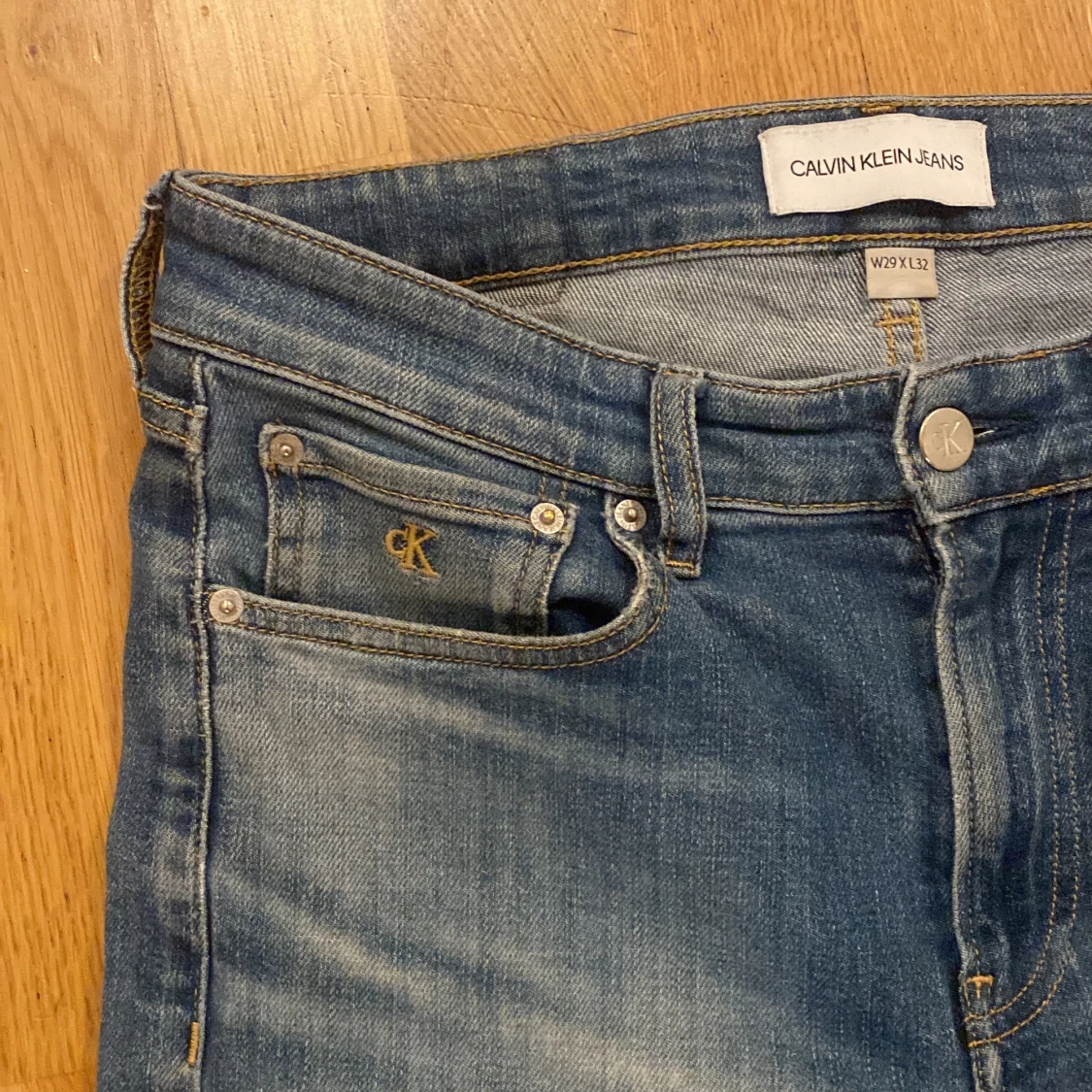 Calvin clein jeans med slitningar - 90