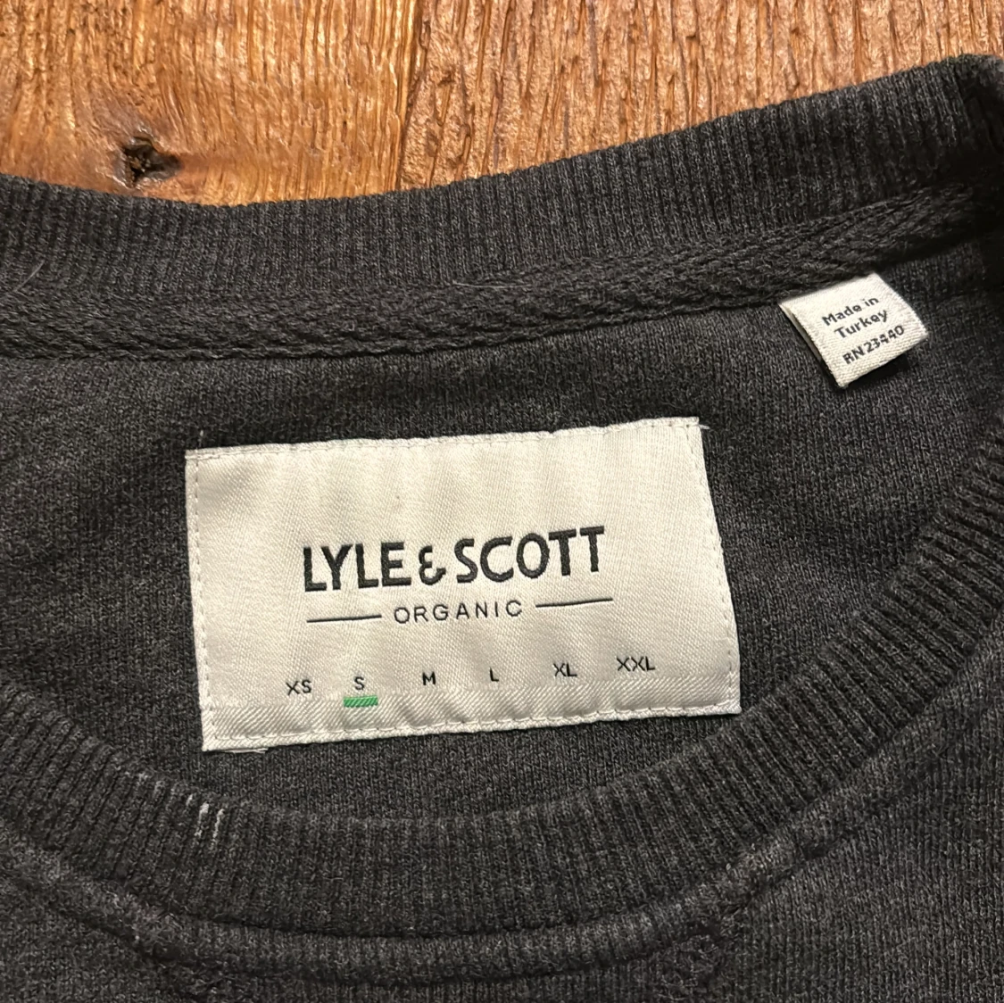 Mörkgrå tröja från Lyle & Scott - 91