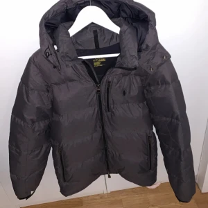 Ralph lauren jacka - Ralph lauren jacka storlek xs med sitter som M, är 175 och lite bred så skulle säga den passar bara upp till 180. Skicket är 9/10 använd en handfull gånger. Vid eventuella frågor hör av er. 