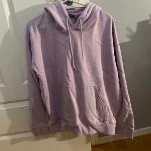 Ljuslila hoodie från Weekday - Säljer en oversized ljuslila hoodie från Weekday i storlek S.