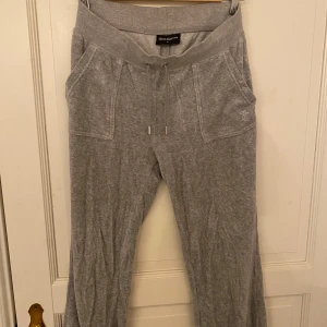 Juicy Couture grå - Säljer ett par Juicy Couture byxor i storlek S i grått. De har använts men är i fint skick utan defekter💕