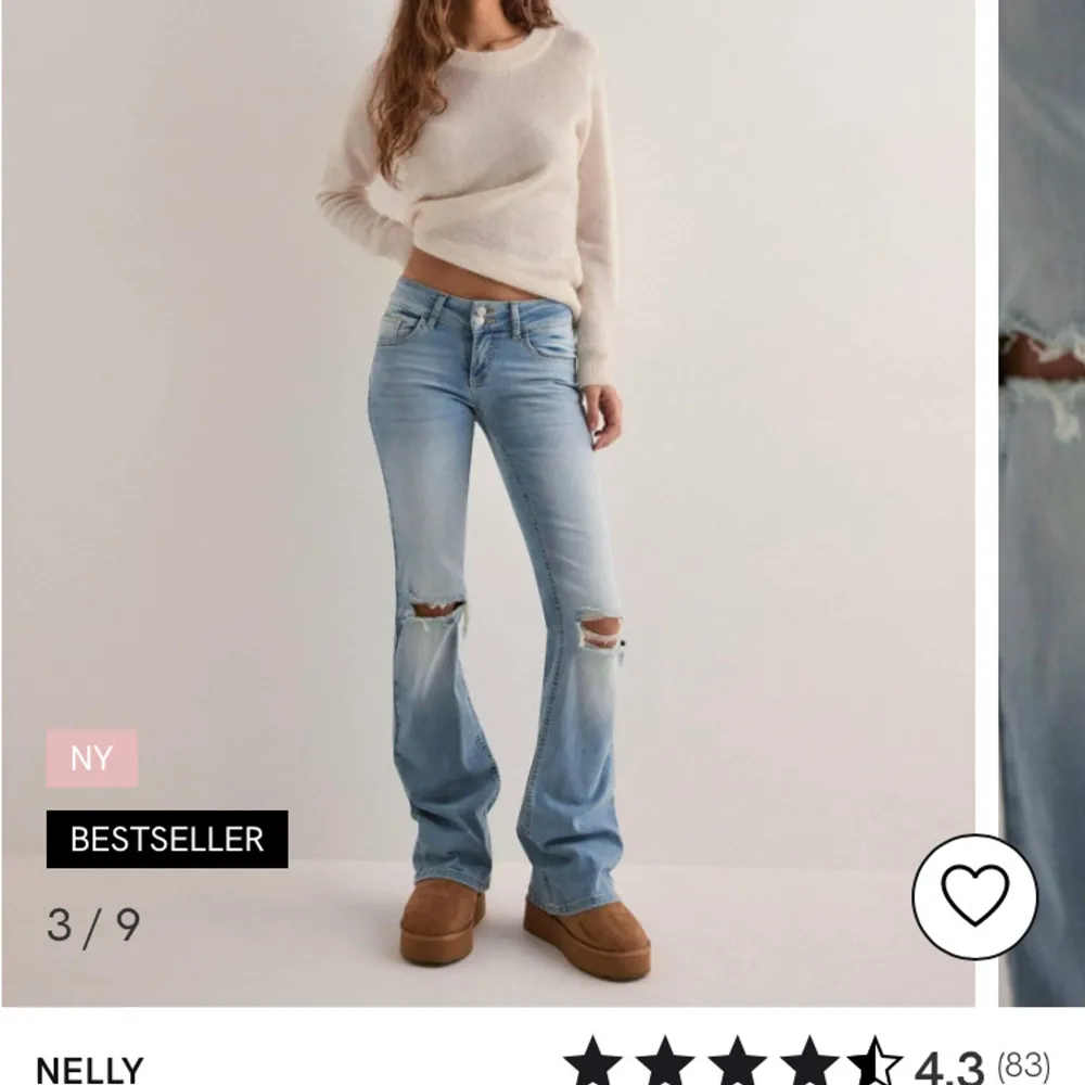Snygga ljusblå jeans från Nelly med slitningar på knäna för en trendig look. De är lågmidjade och har en bootcut-stil som ger en skön passform. Jeansen har dubbla knappar och dragkedja framtill samt fickor både fram och bak. Perfekta för både vardag . Farkut & Housut.