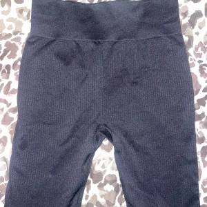 Svarta cykelbyxor - Säljer ett par svarta träningsshorts/cykelbyxoe från H&M Sport. De är perfekta för träning med en tight passform och hög midja. Endast testade. 