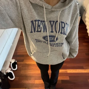 Grå hoodie - Säljer en grå hoodie med blå text, säljer då den inte kommit till användning💕