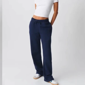 Mörkblå mjukisbyxor - Säljer ett par mörkblå mjukisbyxor från Ginatricot. Använd 2-5 gånger och i bra skick🥰nypris 299