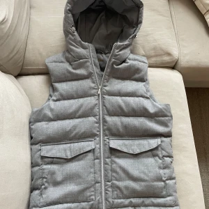 Stenströms väst - Säljer en snygg grå stenströms väst. Västen har dragkedja framtill och praktiska fickor. Perfekt för kyliga dagar och passar bra till både höst och vår. Den är i mycket bra skick och redo för nya äventyr!