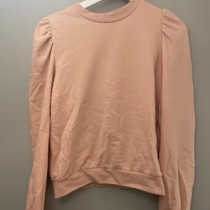 Rosa tröja med volang  - Rosa tröja med volang vid axlarna, snygg till vardags!💗
