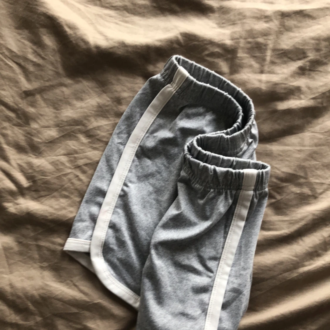 Grå shorts med vit kant - 91