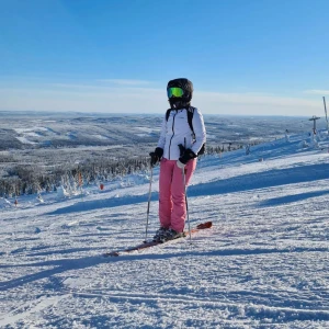 Rosa skidbyxor från CLWR - Säljer ett par snygga rosa skidbyxor från CLWR i storlek small. Perfekta för vinterns äventyr i backen! Byxorna har flera praktiska fickor och är designade för att hålla dig varm och bekväm. De är i bra skick men lite slitna ner till i byxorna . Passar perfekt för skidåkning eller andra vinteraktiviteter. ❄️🎿