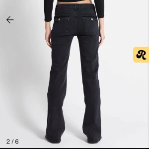 Svarta bootcut jeans - Snygga svarta bootcut jeans i mycket bra skick. De har en klassisk femficksdesign och är perfekta för både vardag och fest. Jeansen har en lågmidjad passform som ger en avslappnad och trendig look. Perfekta att matcha med sneakers eller klackar för en stilren outfit.