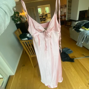 Rosa satinklänning - Säljer denna fina rosa satinklänningen från Zara!💗 Perfekt som balklänning, födelsedagsklänning eller liknande. Använd två gånger och den är i storlek S. Går hela vägen ner till fötterna för mig som är 163 cm lång.