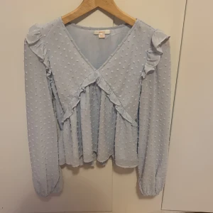 Fin blå blus - I barn storlek 158/164 men passar mig som brukar ha xs, i bra skick 