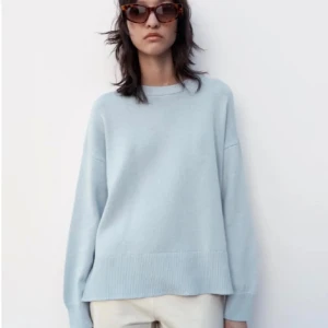 Ljusblå stickad tröja - Säljer nu en superfin ljusblå stickad tröja som är perfekt för både våren och nu i vinter!🤍
