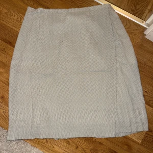  kjol från Episode - Säljer en stilren beige kjol från Episode i storlek M. Kjolen har en klassisk omlott-design och är perfekt för både vardag och fest. Materialet känns mjukt och bekvämt, vilket gör den idealisk för höst och vår. Passar perfekt med en snygg blus eller stickad tröja. 👜✨