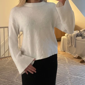 Stickad tröja - Tunt stickad tröja från H&M. Inga fläckar eller skador.☺️