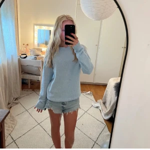 Ljusblå tröja - Säljer en superfin ljusblå tröja i normal passform. Perfekt för vår och sommar med sina långa ärmar och mjuka material. Enkel och stilren design som passar till allt! 💙