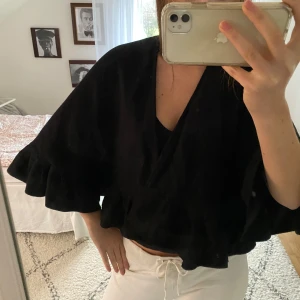 Svart poncho med volang - Svart poncho med volanger nertill❤️❤️