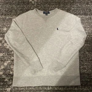 Polo Ralph Lauren - Säljer en stilren grå tröja från Polo Ralph Lauren i barnstorlek L. 