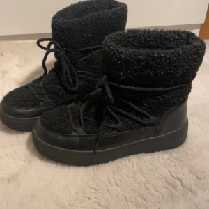 inukkii liknande skor💕 - Säljer mina fina vinter skor som är väldigt lika inukkii för endast 300kr eftersom jag vill bli av med dem och köpa nya skor till vintern🥰