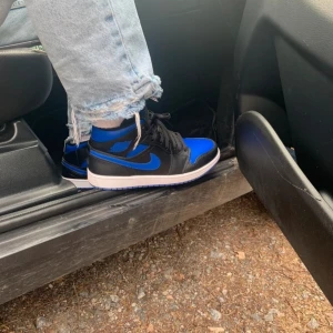 Nike Air Jordans  - Snygga Nike Air Jordans i färgen ”hyper royal”. Perfekta för både vardag och fest. Skorna är i mycket bra skick och passar perfekt till jeans eller shorts. Storlek 41.