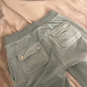 Ljus gröna juicy - Säljer ett par ljus grön juicy byxor i storlek xs men jag skulle säga att dom är i storlek s då dom töjts ut lite, köpte på deras hemsida för runt 1200kr
