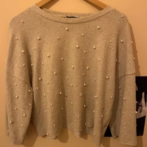 Beige tröja med pärlor - Superfin beige tröja med pärlor över hela framsidan. Den har trekvarts ärmar och sitter lite löst, perfekt till både hösten och vintern💓
