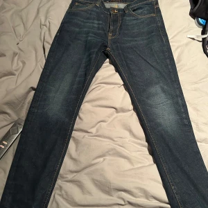 Mörkblå jeans från Nudie Jeans - Säljer ett par snygga mörkblå jeans från Nudie Jeans i storlek 32W- L30. De är i väldigt fint skick och lappar och sånt finns kvar,vid frågor eller intresse är det bara skriva!!                                               Kan hämnats i Stocholm(Haninge) eller fraktas men köparen står för frakten!!