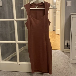 Gammalrosa klänning från NLY Eve - Säljer en snygg gammalrosa klänning från NLY Eve i storlek S. Klänningen är ärmlös med en elegant v-ringning och har en tight passform som framhäver figuren. Perfekt för festliga tillfällen! 🥳