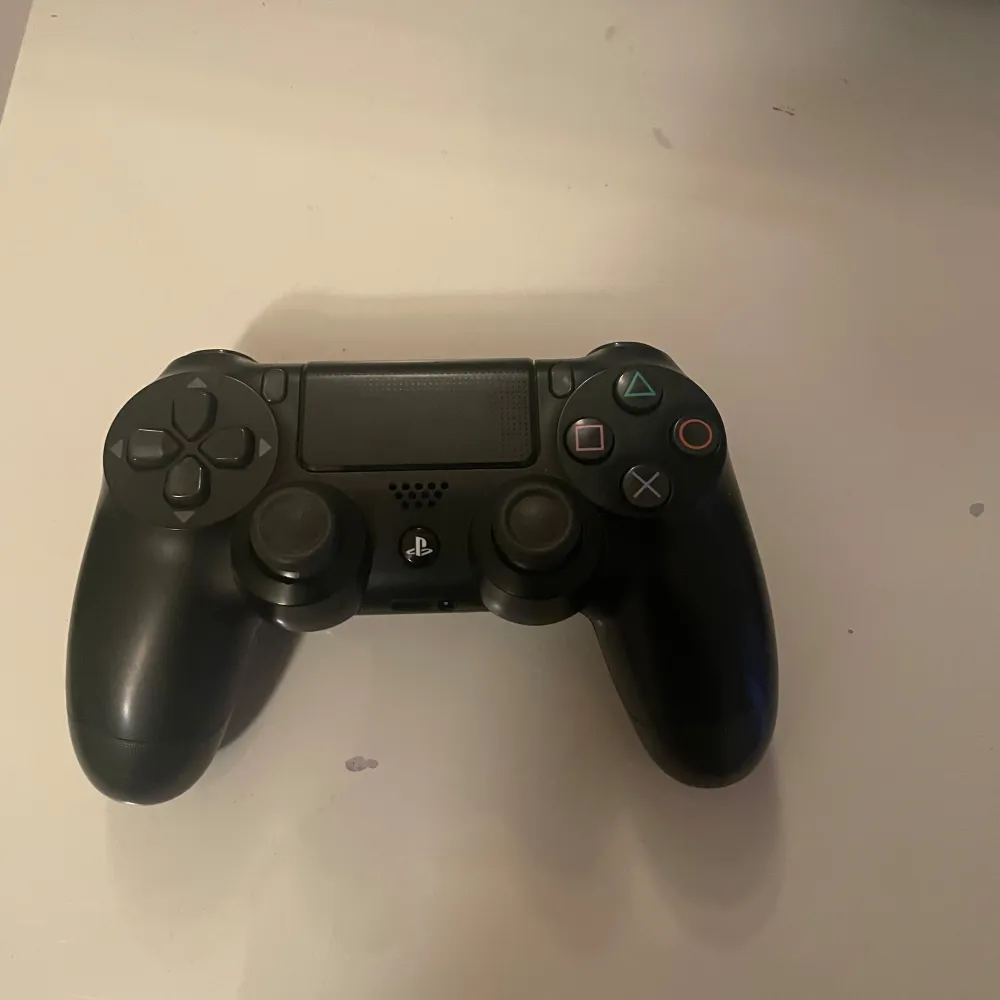 Säljer en svart PlayStation 4-kontroll i bra skick. Perfekt för gamingkvällar med vänner eller soloäventyr. Kontrollen har alla standardknappar och en touchpad i mitten. Passar till alla PS4-konsoler. Hör av dig vid intresse! 🎮. Böcker.