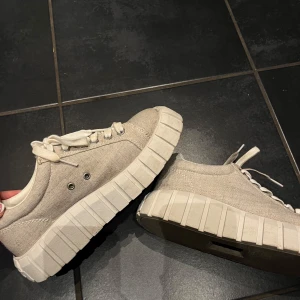 Eytys skor i linne😍 - fräscha Eytys skor i storlek 37😍 använda 2-3  gånger säljer på grund av rensning ❤️😇köpta 2000