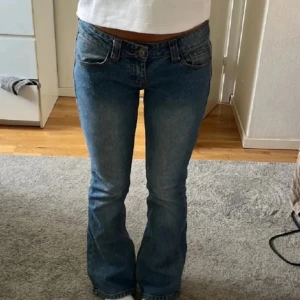 Lågmidjade jeans - As snygg ljus blå low waist bootcut jeans. Köpte på Plick men kom inte till andvändning då de va lite för små💞(lånade bilder)