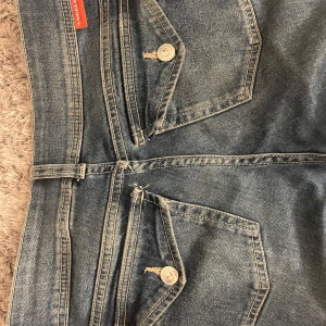 Säljer ett par jätte fina jeans i storlek 34 - Använt jeansen 1 gång men är för långa. Är 1,58 och passar folk som är 1,65