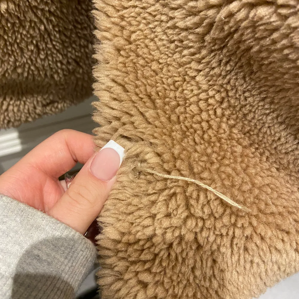 Mysig beige teddyjacka från ONLY i storlek XS. Perfekt för höst och vinter med 🤎Jackan har knappar framtill. Den är i bra skick men tappat en knapp nertill. DM:a för frågor!🤎. Jackor.