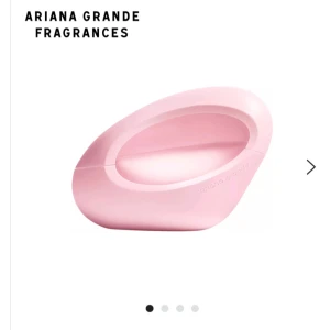Ariana Grande mod blush💘 - Säljer mig Ariana grande mod blush parfym💘 ungefär hälften är använd därav priset. Köpt för 600 på lyko, finns på rea nu för 450. Säljer min för 150⭐️