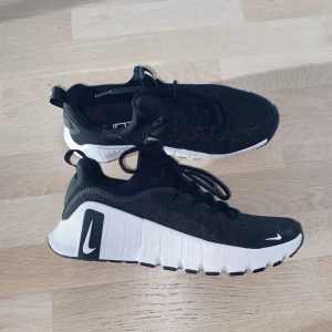 Svarta Nike sneakers - Min sambo köpte fel storlek, nya Nike-skor, endast testade! Inköpta från stadium. 