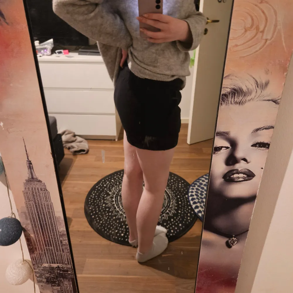 Säljer ett par svarta shorts från 157 i storlek S. De är i bra skick och perfekta för sommaren. Shortsen har en normal passform och är gjorda i ett bekvämt material. Perfekta för både vardag och fest!. Shorts.