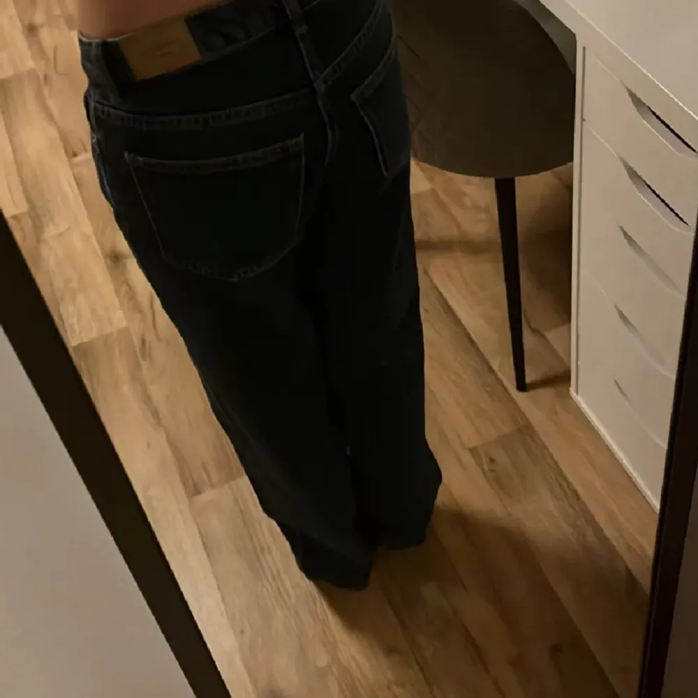 Säljer mina ”Low straight jeans” ifrån Gina tricot💗I storleken 40 men skulle säga att de är små i storleken så passar 38 bra💗. Jeans & Byxor.