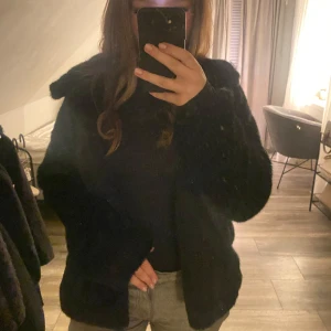 Svart pälsjacka  - Säljer en supermjuk och svart pälsjacka som är perfekt nu till vintern! Jackan har silvriga knappar framtill. Pris kan diskuteras 🥰