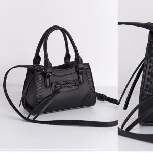 Svart handväska med dragkedja - Snygg svart handväska i skinn med coola detaljer. Den har en praktisk dragkedja framtill och en avtagbar axelrem. Perfekt för både vardag och fest! 🖤