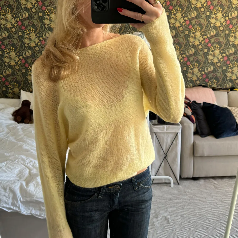 Säljer en superfin gul offshoulder tröja från Zara. Så himla fin och knappt använd 💛. Tröjor & Koftor.