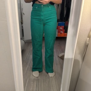 Gröna jeans  - Gröna jeans som inte kommer till användning i storlek 38 och är från HM. Sälje för 70kr. Köparen står för frakten! 