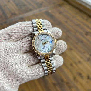36mm Seiko Datejust Pearl Mod Two Tone - Hej! Säljer en jättefin 36mm Datejust Mod nu. Denna har läckra ”pärlor” på bezeln. Om klockan: NH35 automatisk rörelse. 904L Stainless Steel. C3 Lume (lyser i mörkret). Open back. Verktyg till länkar ingår. Passar vem som helst🙌 använd enstaka gång.