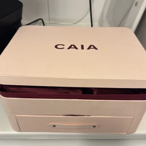  CAIA JULKALENDER  - Caias julkalender. Har endast räknat om alla luckor men det har gjort så att jag ej vet hur de ska ligga och kan därför inte stänga lådan helt men de går att tejpa igen. Har inte kvar original kartongen så skickar i en annan kartong 