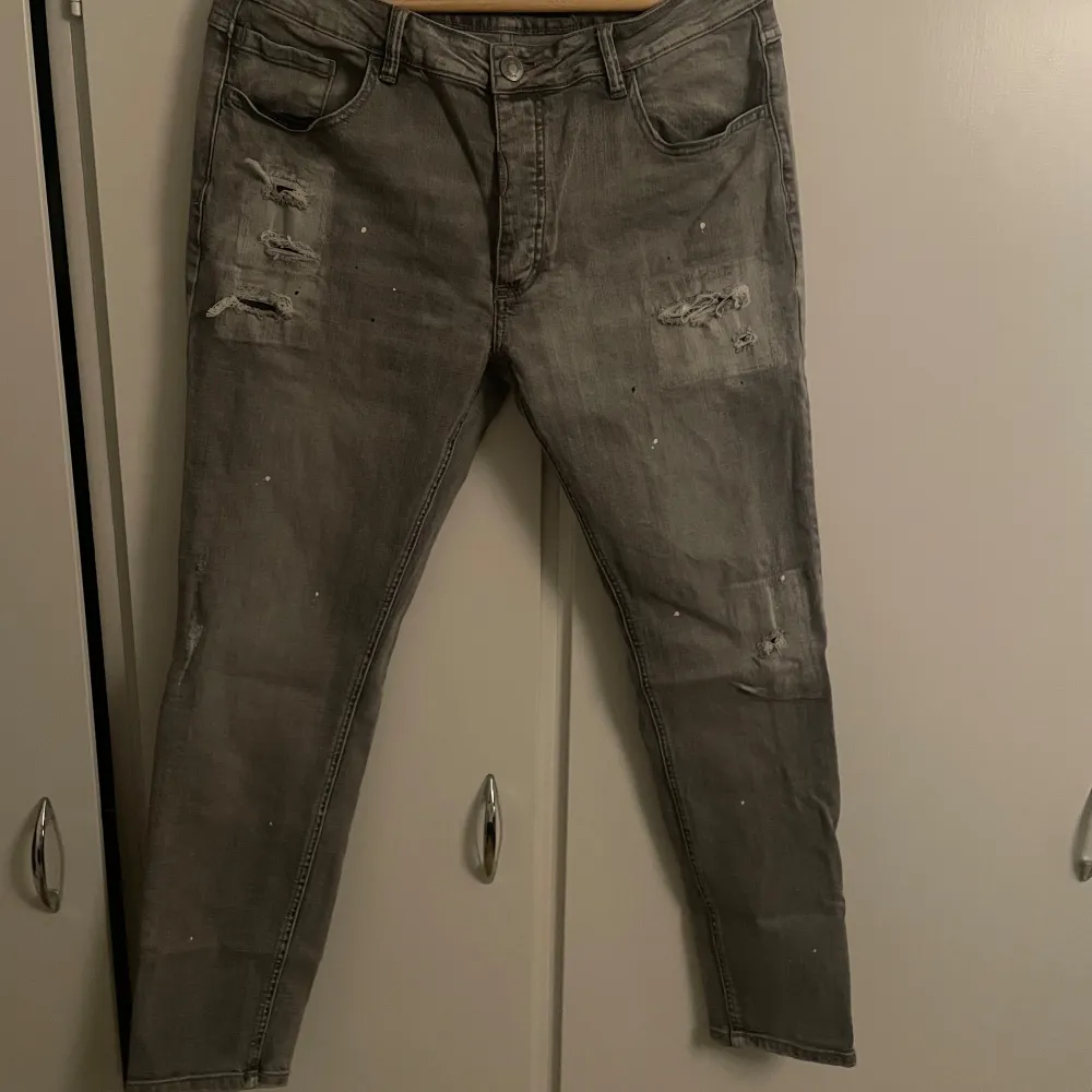 Strl 34 men mer som 32. Använda 2-3 gånger. Nypris 850 kr Säljes för 350 kr. Farkut & Housut.