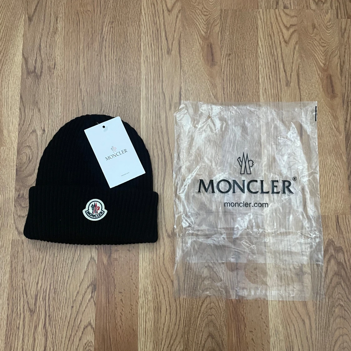 Svart stickad mössa från Moncler