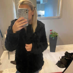 Svart pälsjacka - Säljer en supermjuk och fluffig svart pälsjacka. Perfekt för att hålla sig varm och stilren under kyliga dagar. Jackan har långa ärmar och en klassisk passform som passar till alla outfits. Ett måste för vintern! 🖤