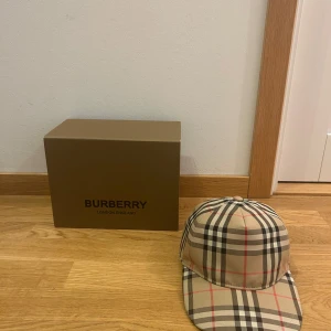 Burberry Keps - - Burberry Keps - Size: L - 9/10 - Price: 1995 SEK - Box , dustbag 