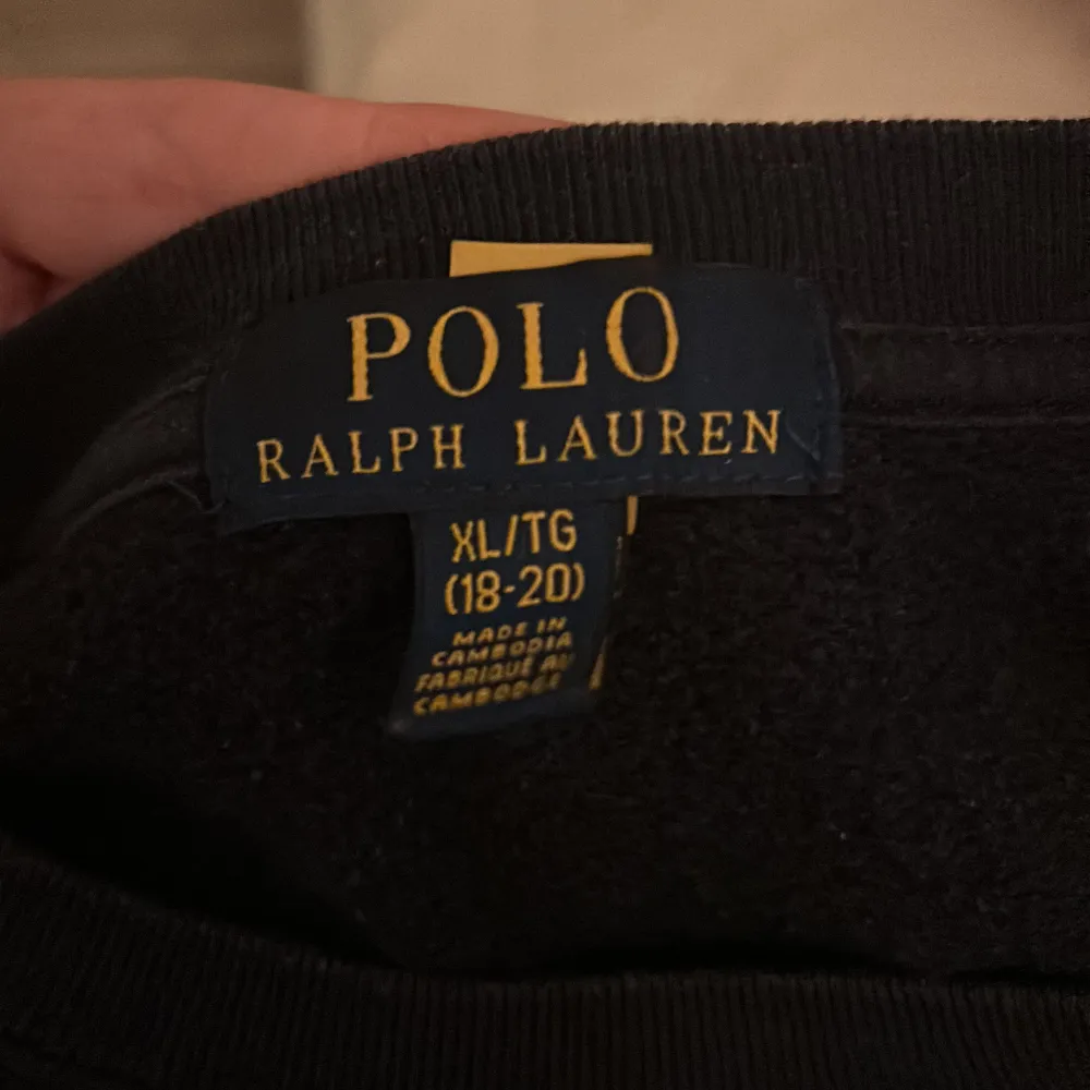 Säljer denna Ralph lauren hoodien! Den är mörkblå utan huva. Väldigt stilren och bra vardagströja! Inte alls använd fick den i present men den var för liten! Kom med minsta lila fundering!🤩. Tröjor & Koftor.