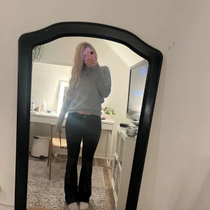 Grå stickad tröja  - Säljer en mysig grå polotröja i normal passform. Perfekt för kyliga dagar och passar till både jeans och kjol. Tröjan är i bra skick och superbekväm att ha på sig. Från Vero moda. Köpt för 499. Nästan aldrig använd 